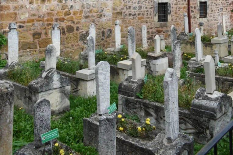SKRNAVLJENJE MUSLIMANSKOG GROBLJA U LIVNU POTRESLO REGION: Ustaški simboli osvanuli na više mesta, policija traga za počiniocima