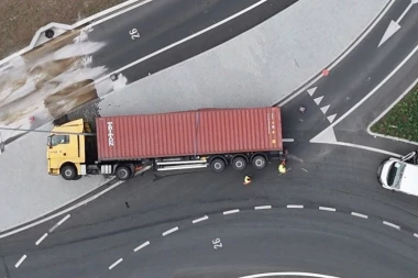 GRDOSIJA ZAVRŠILA NA BOKU! Prevrnuo se kamion nasred kružnog toka u Preljini - VOZAČI U NEVERICI! (FOTO)