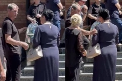 MOKA SLAVNIĆ UTEŠIO UTUČENU SNEŽANU SAVIĆ: Tužne scene na sahrani Olivere Katarine! (VIDEO)