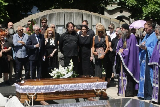 SAHRANJENA OLIVERA KATARINA: Sin slavne umetnice slomljen od tuge - najpotresnija scena na Novom groblju!