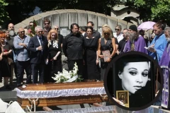 SAHRANJENA OLIVERA KATARINA: Sin slavne umetnice slomljen od tuge - najpotresnija scena na Novom groblju!