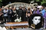 SAHRANJENA OLIVERA KATARINA: Sin slavne umetnice slomljen od tuge - najpotresnija scena na Novom groblju!
