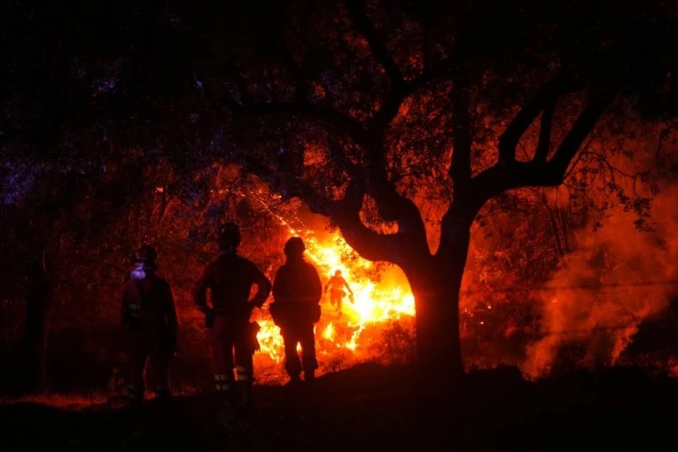 DRAMA U GRČKOJ! Ljudi u panici bežali od požara, oko njih ogromna vatrena stihija! (VIDEO)