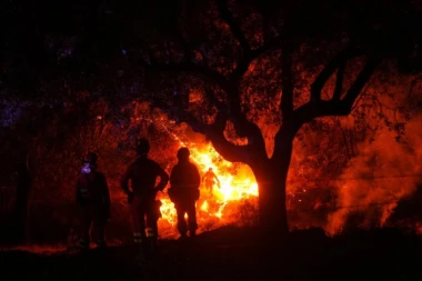 DRAMA U GRČKOJ! Ljudi u panici bežali od požara, oko njih ogromna vatrena stihija! (VIDEO)