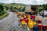 HAOS NA PREVOJU ČESTOBRODICA! Iz kamiona ispale gajbe piva i rasule se po kolovozu!