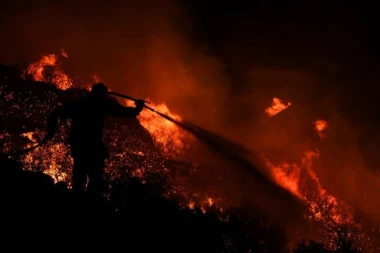 POŽAR NA POZNATOM GRČKOM OSTRVU NE JENJAVA! Evakuisano devet naselja, vatrogasci celu noć vodili TEŠKU BORBU! (FOTO, VIDEO)