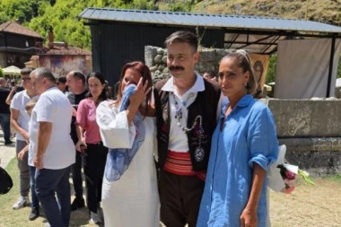 U PRIZRENU PONOSNO ZAIGRAO U NARODNOJ NOŠNJI: Ovo je nastup Milana Vasića koji su pratili SNAJPERISTI takozvane kosovske policije!