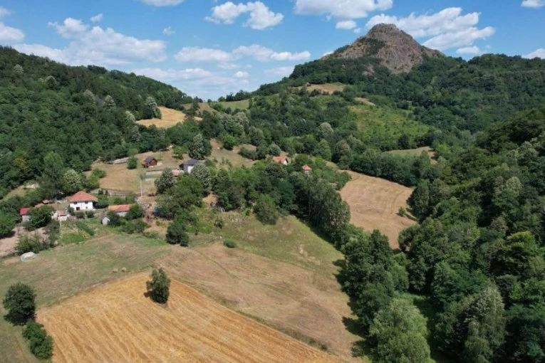 SKRIVENI RAJ U SRCU SRBIJE! Nekadašnji vulkan danas je jedna od najlepših turističkih destinacija – pogled sa vrha ostavlja bez daha (FOTO)