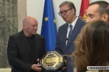 VUČIĆ DOČEKAO DEJNU VAJTA! Predsednik Srbije i prvi čovek UFC razmenili divne poklone pred spektakl! (VIDEO)