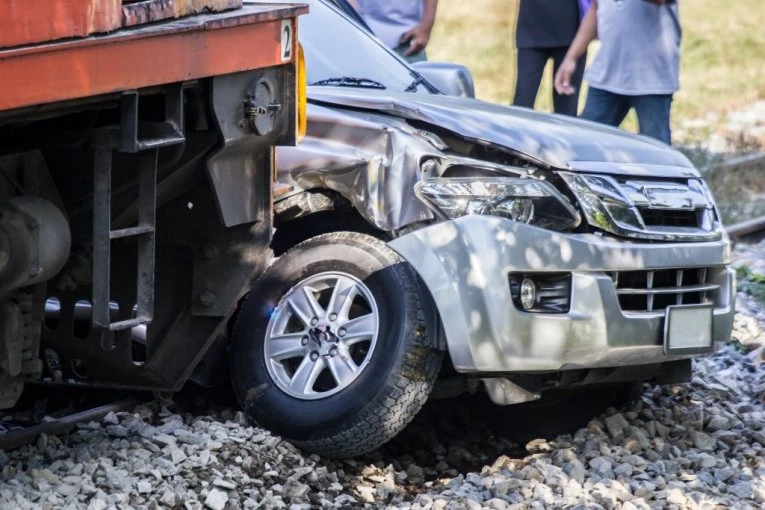 TEŠKA NESREĆA U ZAJEČARU! Voz se sudario sa automobilom u kom su bile tri devojke!