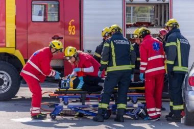 TEŽAK UDES U BELOM POTOKU: Motociklista oboren kod policijske stanice, hitno prevezen u Urgentni