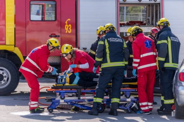 TEŽAK UDES U BELOM POTOKU: Motociklista oboren kod policijske stanice, hitno prevezen u Urgentni
