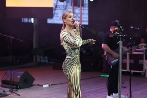 HALJINA OD 3.000 EVRA, A NA NOGAMA – PATIKE! Marina Visković napravila modni potez o kom SVI BRUJE! (GALERIJA)