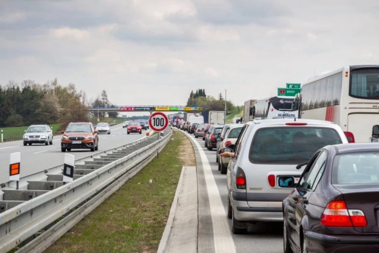 SVE STOJI KOD VRČINA! Zbog udesa u na auto-putu u smeru ka Beogradu, formirale se OGROMNE KOLONE!