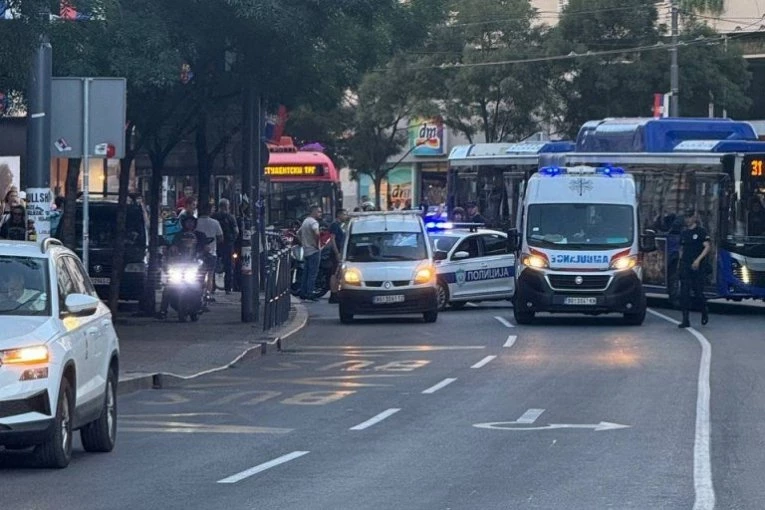 U CENTRU BEOGRADA PAO MOTOCIKLISTA! Poznati detalji udesa u Kolarčevoj! (FOTO)