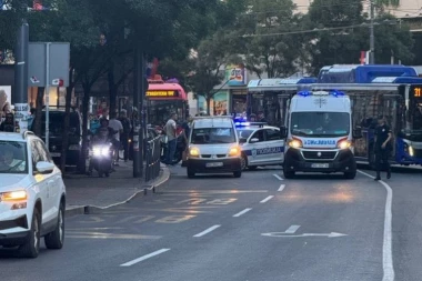 U CENTRU BEOGRADA PAO MOTOCIKLISTA! Poznati detalji udesa u Kolarčevoj! (FOTO)