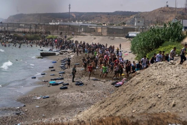 PRONAĐENA TELA DESET MIGRANATA! Pokušali da preprilavju granicu između Maroka i Seute!
