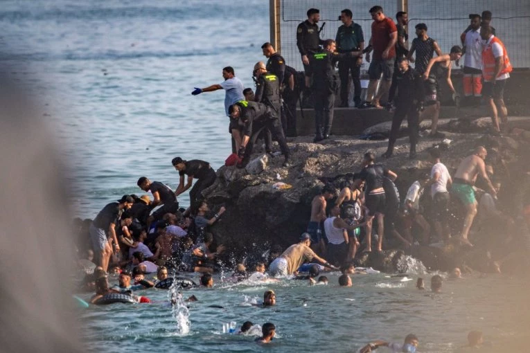 DŽIHADISTI UPALI IZ MAROKA U ŠPANIJU? Policija otkrila šokantne detalje masovnog ulaska migranata