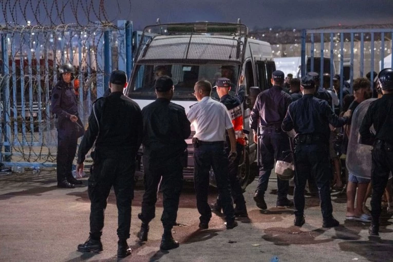 GORI KAMP SA MIGRANTIMA: Vatra se cele noći širila, meštani IMAJU JOŠ LUĐI PLAN