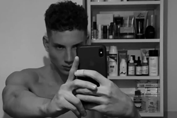 PROCURIO KUĆNI SNIMAK NAŠEG PEVAČA - U donjem vešu krije AŽDAJU, žene gledaju i ne veruju šta vide! (FOTO)