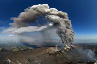 ERUPTIRALA ETNA! Vulkanski oblak dostigao visinu od 7 kilometara, pepeo PADA na obližnja mesta! (VIDEO)