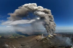 ETNA ERUPTIRALA, OBUSTAVLJEN AVIOSAOBRAĆAJ! Oblak vulkanskog pepela  prekrio nebo, fontana lave izlazi iz kratera!