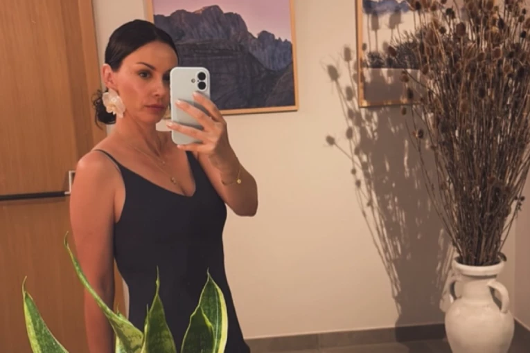 TATA U CRNOJ GORI, MAMA I ĆERKA U TREBINJU: Sloboda Mićalović i ćerka Vera zablistale u GRADU SUNCA (FOTO)