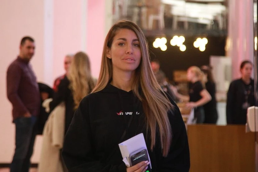 JELENA RADANOVIĆ VODI BITKU S BIVŠIM SUPRUGOM: Pozirala sa sinovima, pa ga javno prozvala zbog ALIMENTACIJE!