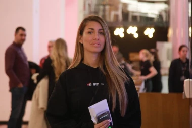JELENA RADANOVIĆ VODI BITKU S BIVŠIM SUPRUGOM: Pozirala sa sinovima, pa ga javno prozvala zbog ALIMENTACIJE!