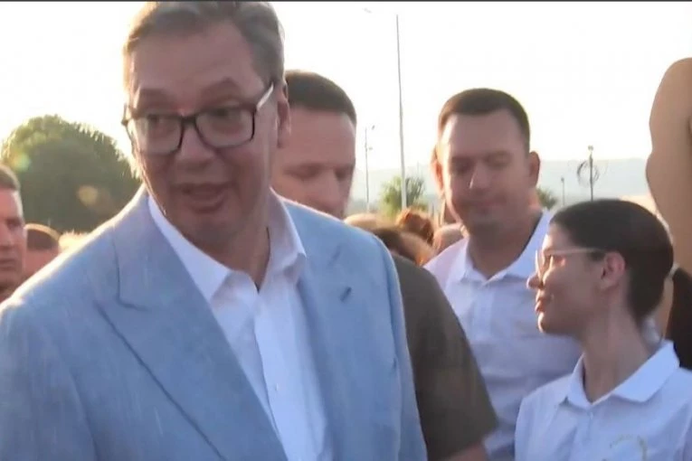 VUČIĆ PRISUSTVUJE "BELMUŽIJADI" U SVRLJIGU! Narod ga dočekao ovacijama - SVE SE ORI OD "ACO, SRBINE!"