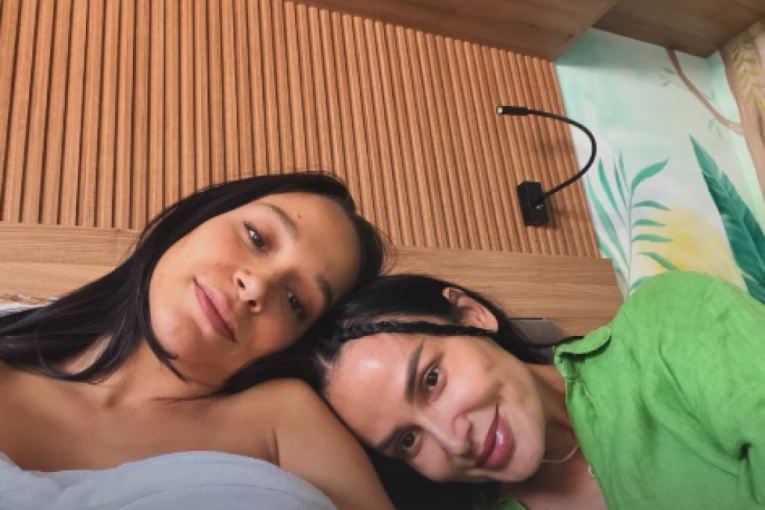 SCENE KOJE SU RASPLAKALE SRBIJU: Nekad se TUKLE, a sad uživaju - Editu i Indi pomirilo rođenje male Zoije (VIDEO)