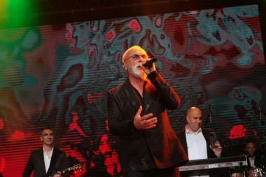 "DINO, LOPOVE!": Skandal na Koševu - besni fanovi skandiraju Merlinu, doživeli ŠOK pred ulazak na koncert!