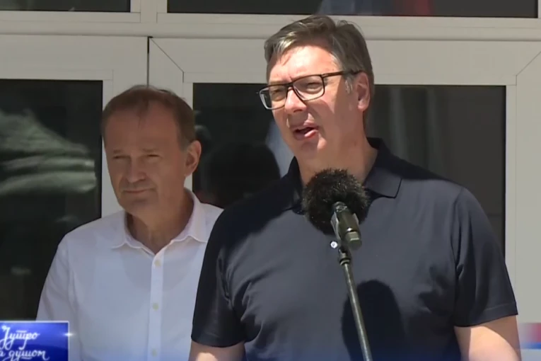 VUČIĆ STIGAO U BABUŠNICU! Građani ga dočekali gromkim aplauzom! (FOTO)