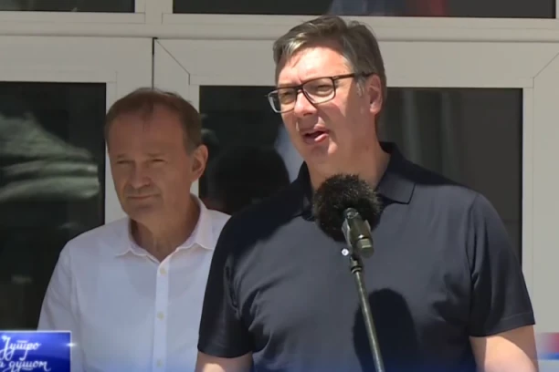 VUČIĆ STIGAO U BABUŠNICU! Građani ga dočekali gromkim aplauzom! (FOTO)
