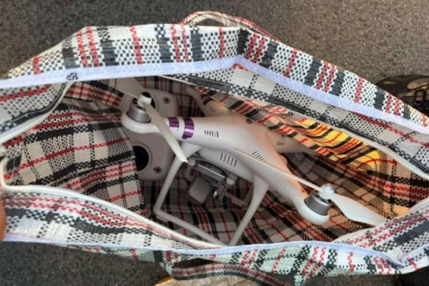 TAKSIJEM KRENUO KA ZATVORU SA PIŠTOLJEM I DRONOM! Policija Nišliji osujetila neverovatan plan - pogledajte šta su mu našli u torbi za pijacu! (FOTO)