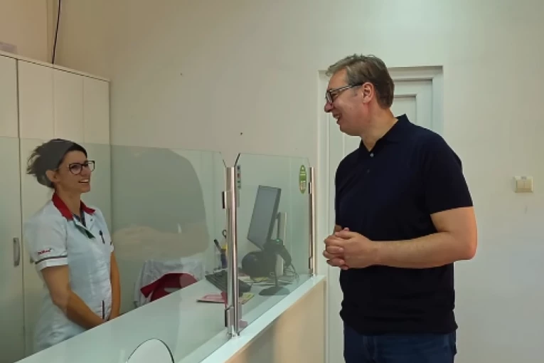 REČENO - ISPUNJENO! Vučić nenadano ušao i apoteku u Kalni - Predsednik proverio da li se poštuju niže cene lekova! (VIDEO)