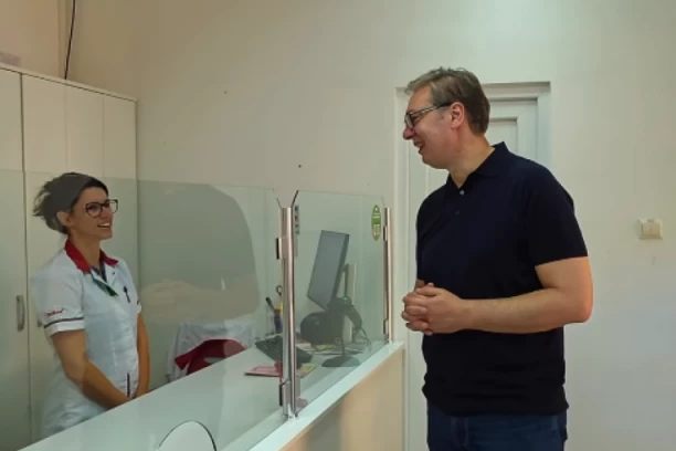 REČENO - ISPUNJENO! Vučić nenadano ušao i apoteku u Kalni - Predsednik proverio da li se poštuju niže cene lekova! (VIDEO)