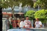 DOBRO POZNATA LICA IZ BIVŠEG REŽIMA! Sve sami partijski kadrovi i DOS perjanice na protestu podrške "nezavisnom" Dejanu Periću sa blokaderske liste!