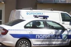 U ZGRADU NE MOŽE DA SE UĐE ZBOG KISELINE! Jeziva atmosfera ispred stana u kom je BRAT ZVERSKI UBIO SESTRU! Komšije otkrile detalje o njima!