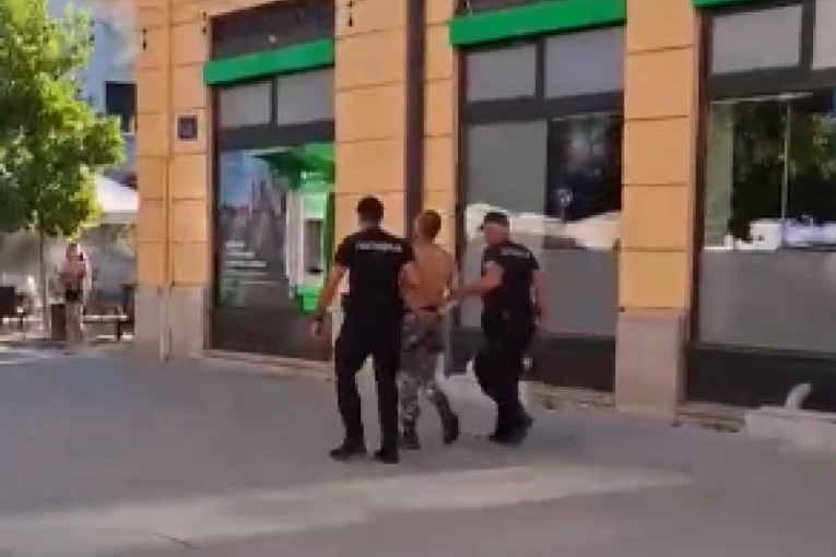 NAORUŽAN DO ZUBA KRENUO KA AKTIVISTIMA SNS! Policija sprečila potencijalni incident u Kragujevcu - U TORBI NOSIO SEKIRU, PIŠTOLJ I NOŽ! (FOTO)