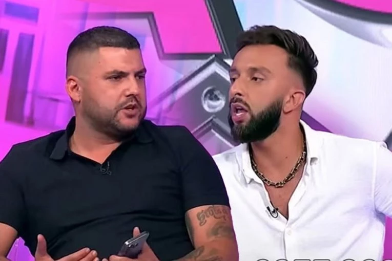 ZVERSKI NAPADNUT VODITELJ "ELITE", ASMIN GA KRIŠOM SNIMAO U TOALETU! Skandal uživo na Pinku, Durdžić kao furija krenuo na Darka Tanasijevića!