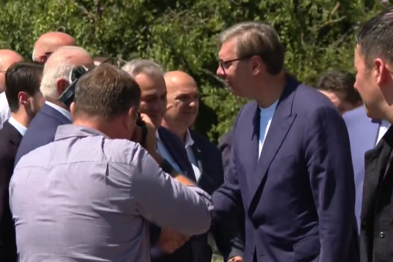 VUČIĆ I DODIK OBILAZE MANASTAR RMANJ: Svečani doček dva za dva lidera na Ilindan - čula se crkvena zvona!