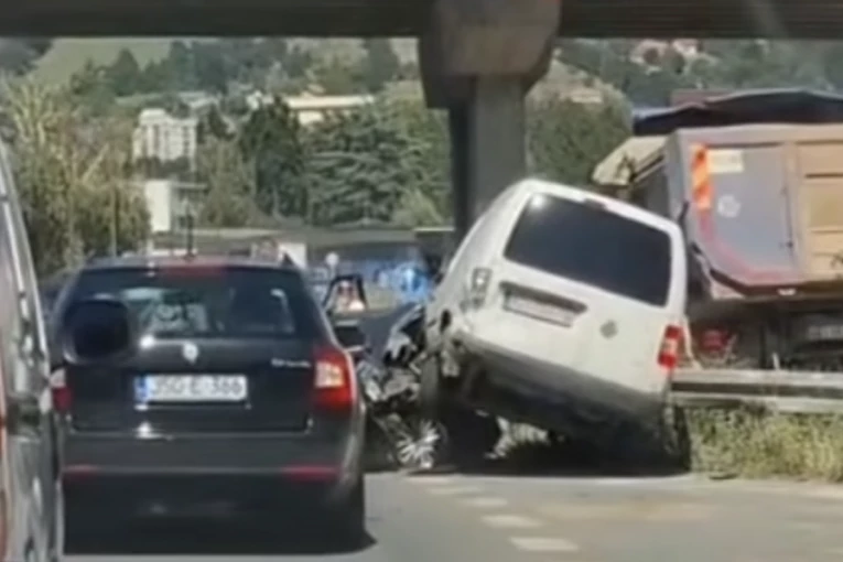 HITNA POMOĆ JE NA LICU MESTA! TEŠKA NESREĆA NA PUTU UŽICE-SEVOJNO! Povređena i deca, prolaznici spasavali ljude u kolima! (FOTO)