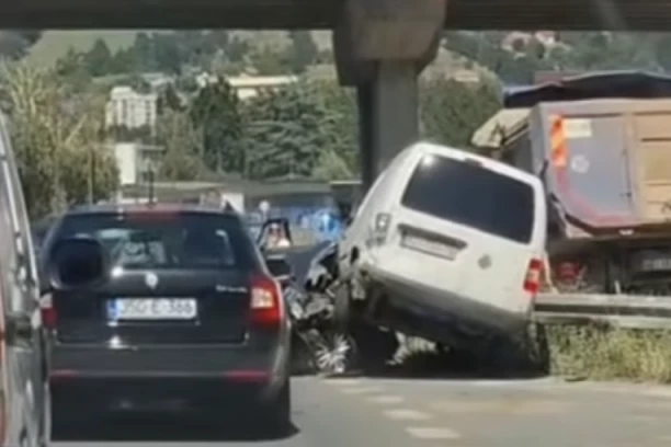 HITNA POMOĆ JE NA LICU MESTA! TEŠKA NESREĆA NA PUTU UŽICE-SEVOJNO! Povređena i deca, prolaznici spasavali ljude u kolima! (FOTO)
