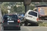 HITNA POMOĆ JE NA LICU MESTA! TEŠKA NESREĆA NA PUTU UŽICE-SEVOJNO! Povređena i deca, prolaznici spasavali ljude u kolima! (FOTO)