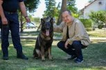 LEŠ PRONAŠAO U NEPRISTUPAČNOM KRŠU: Pas Aki postao heroj policije, Dačić obišao jedinicu koja je rešila zločin!