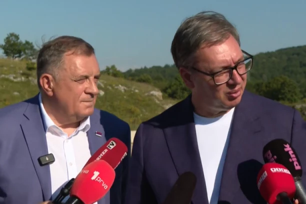 VUČIĆ NA PETROVAČKOJ CESTI Predsednik položio venac na spomen-obeležje, odao poštu stradalim Srbima!