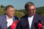 VUČIĆ NA PETROVAČKOJ CESTI Predsednik položio venac na spomen-obeležje, odao poštu stradalim Srbima!