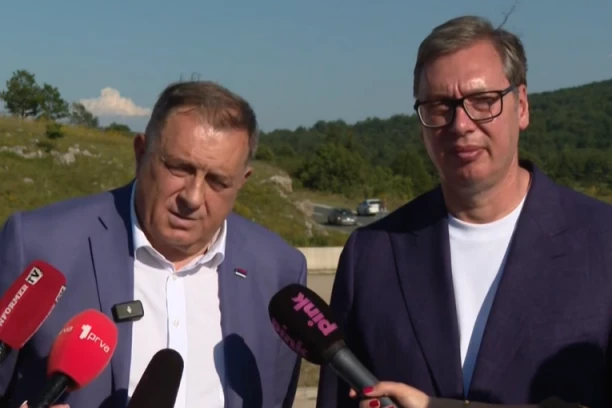 VUČIĆ S NARODOM NA MANJAČI! Prethodno boravio u Hramu Svetog proroka Ilije u Sitnici!