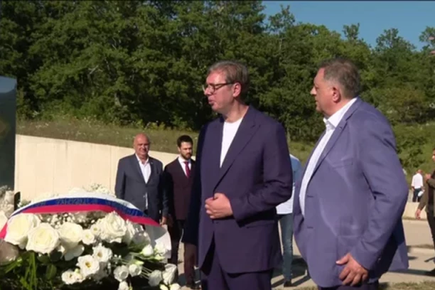 VUČIĆ NA PETROVAČKOJ CESTI Predsednik položio venac na spomen-obeležje, odao poštu stradalim Srbima!